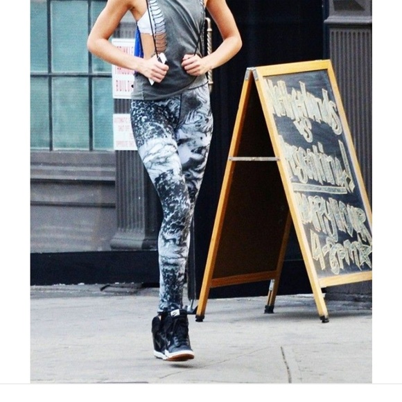 ACID WASH BUTTER FINISHED LEGGINGS - Picture 3 of 5